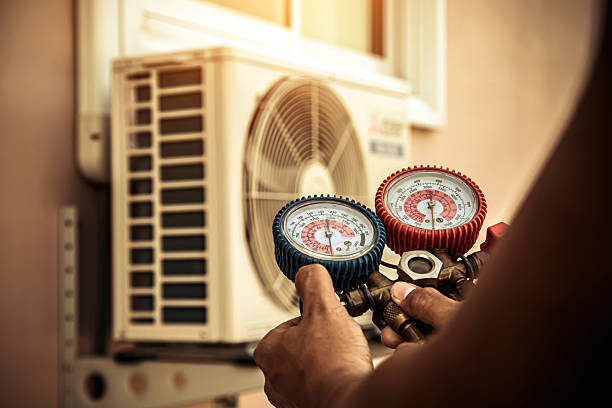 Professional Hvac technician working in Carthage, IL